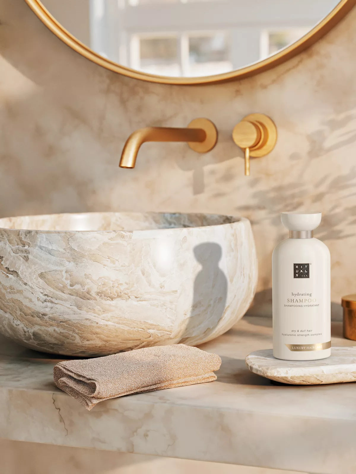 Hydrating Conditioner Lifestyle with Product