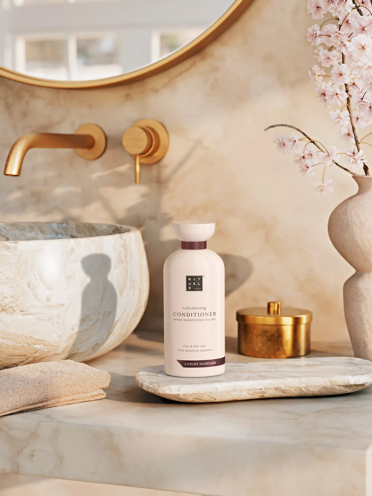 Volumising Conditioner Lifestyle with Product