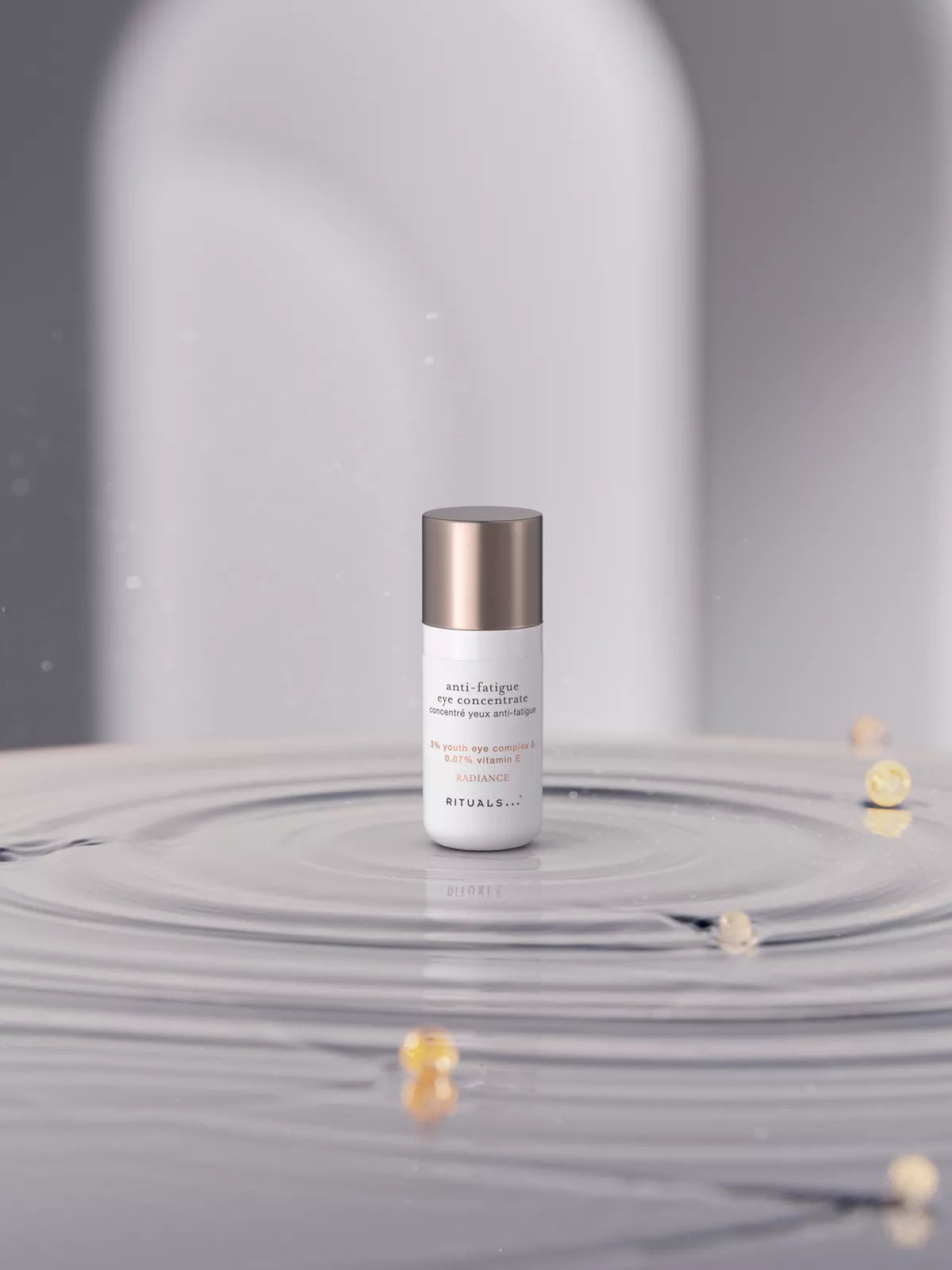 Anti-fatigue Eye Concentrate Lifestyle with Product