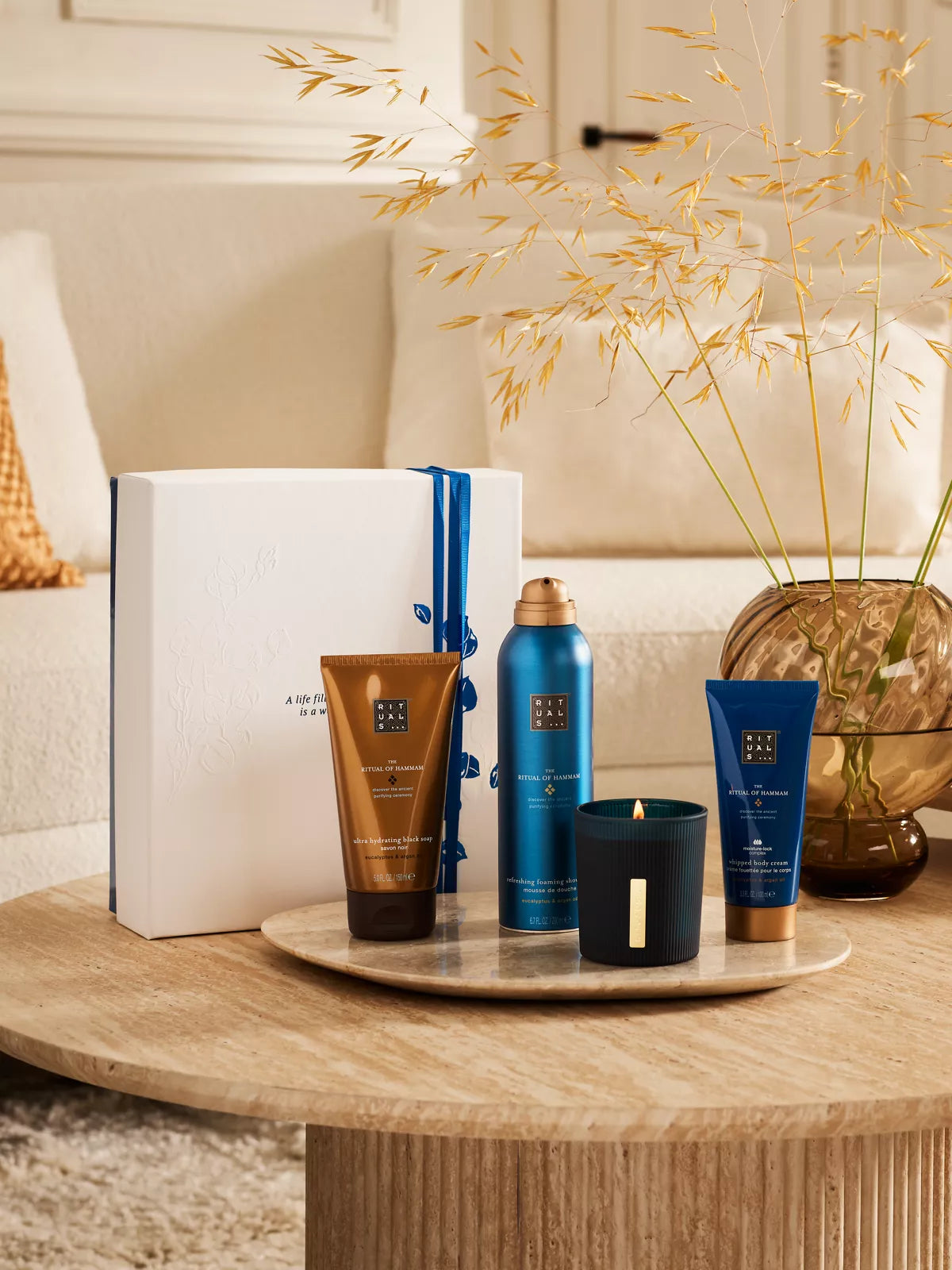The Ritual of Hammam - Medium Gift Set 2025 Lifestyle with Closed Pack